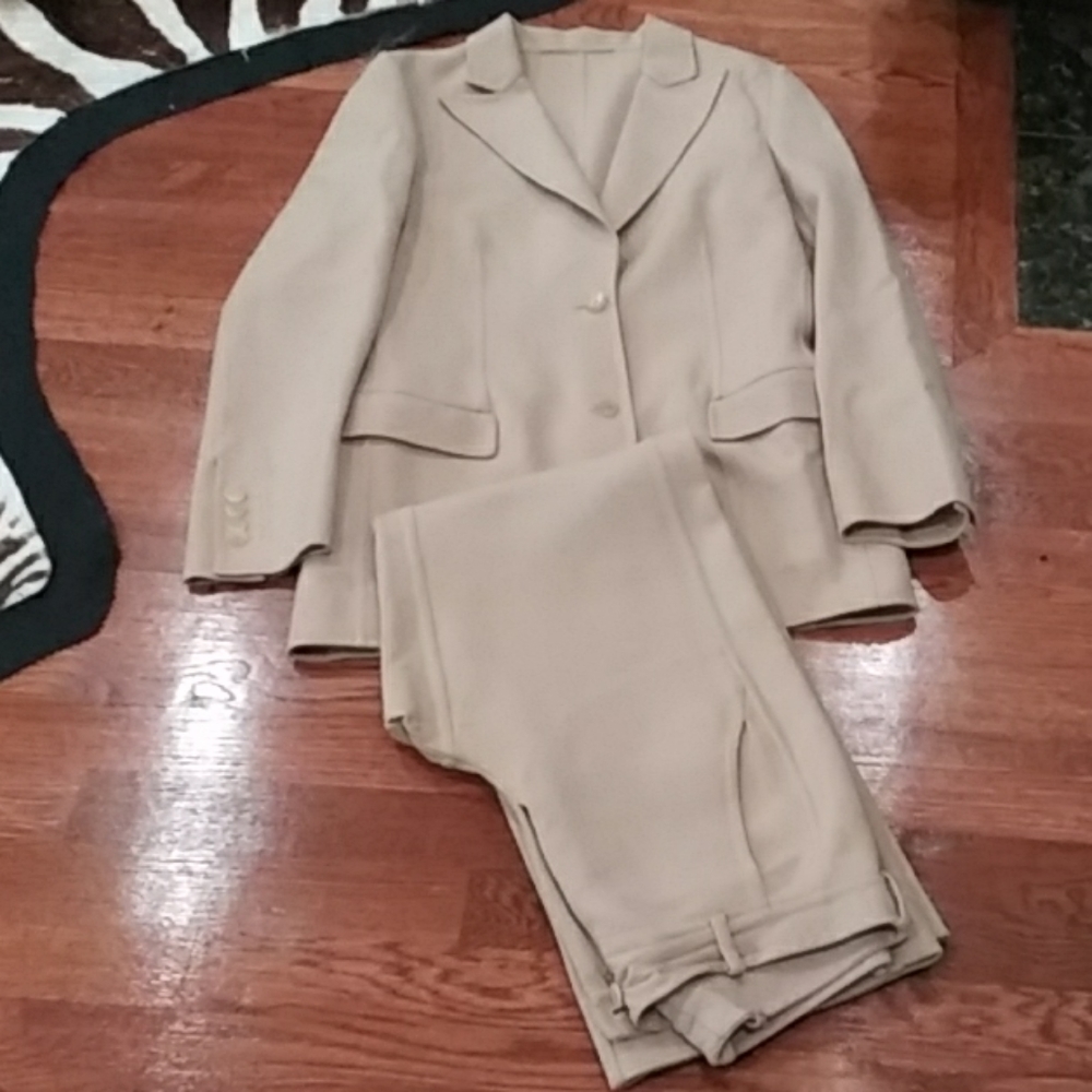 Gucci tan suit designed by Tom Ford